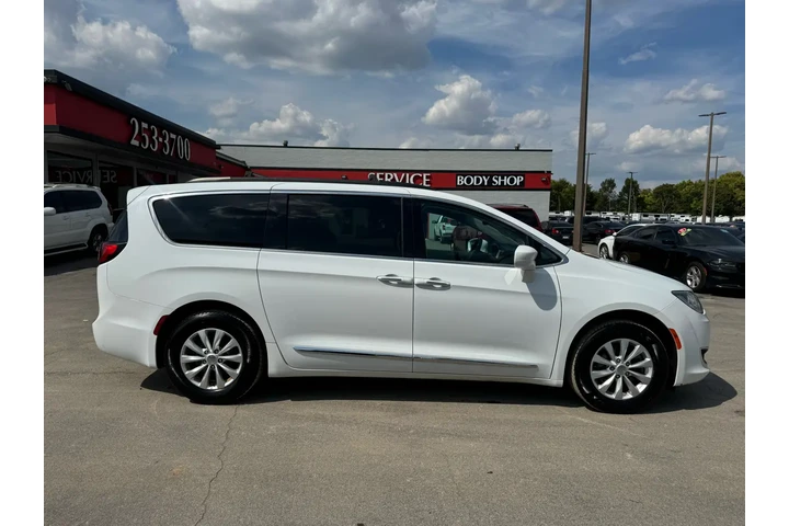 $8980 : 2017 Pacifica Touring-L FWD image 1