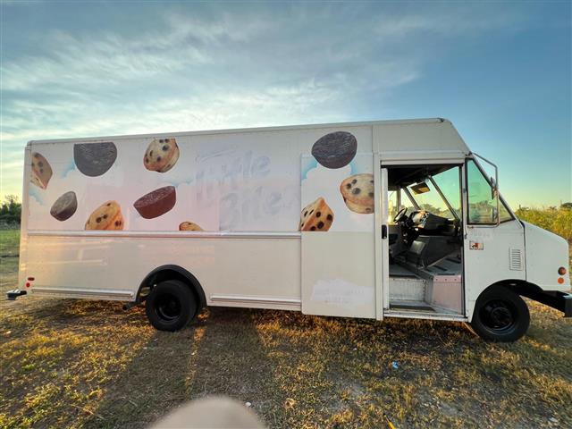 $9900 : Ford E450 Stepvan 18 pies image 8