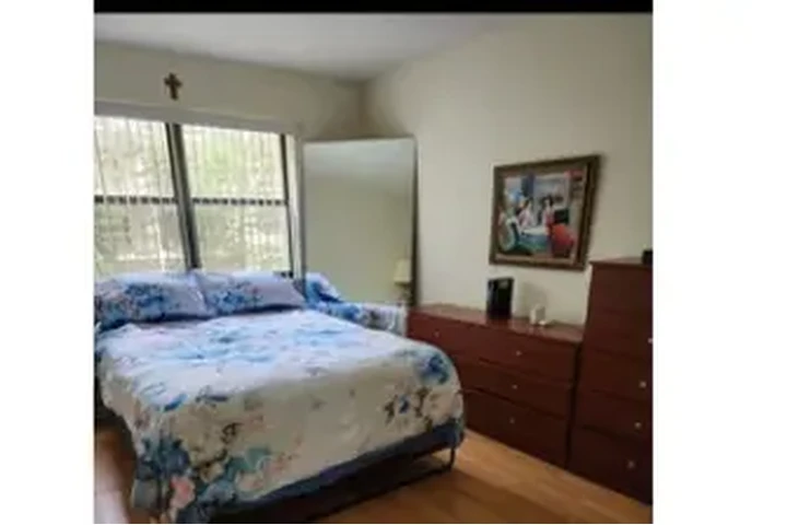 $950 : Rento habitacion  para dama image 4