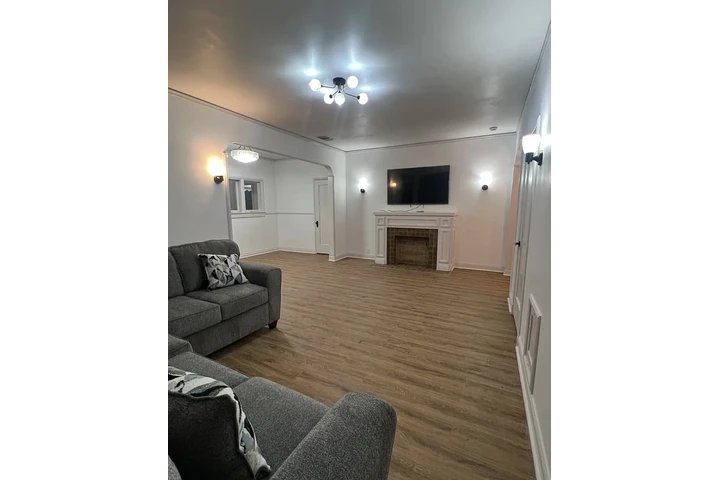 $1000 : spacious Cute updated home image 2