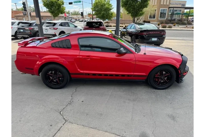 2005 Mustang V6 Deluxe Coupe image 4