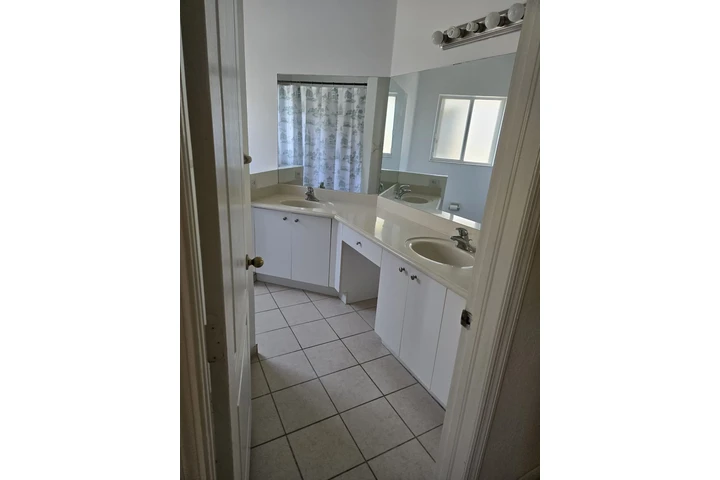 $750 : Rento cuarto image 4