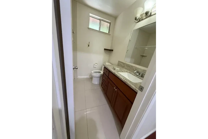 $1500 : Welcome to this stunning 3-bed image 4