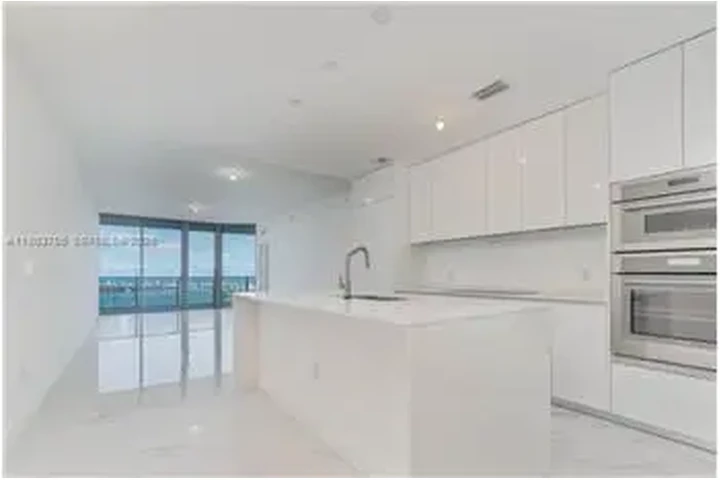 $10000 : Rental property with 3 bedro image 7