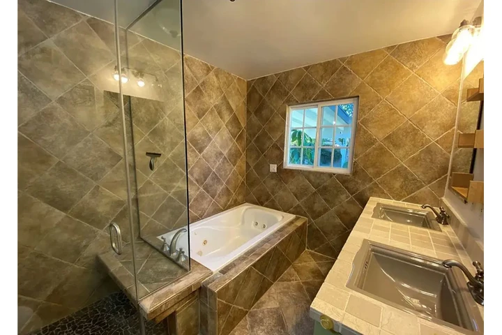 $3950 : Charming Single-Family home image 7