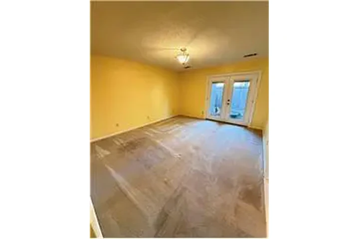 $2000 : Rental property with 3 bedro image 4