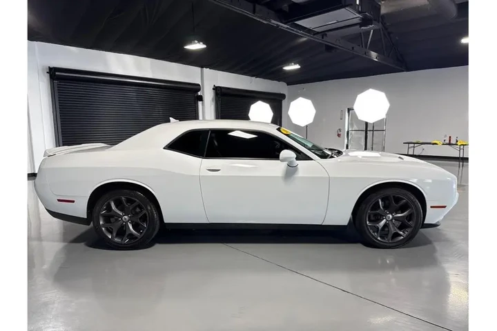 2019 Dodge Challenger SXT Coup image 2