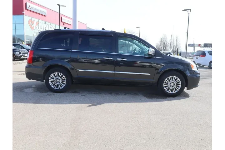 $8877 : Chrysler Town and Country 20 image 9