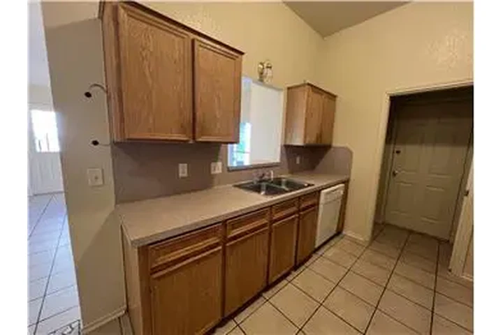 $1200 : Rental property with 3 bedro image 8