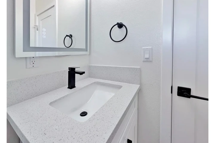 $2460 : 3 Bedroom Home in West Adams image 9
