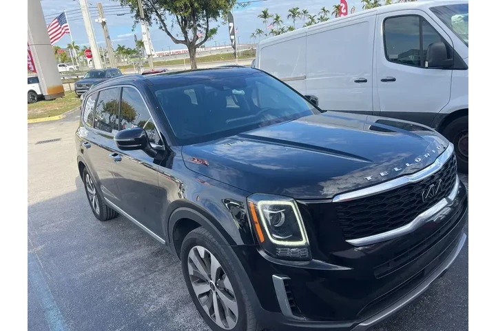 $23996 : Kia Telluride 2022 S 4dr SUV image 2