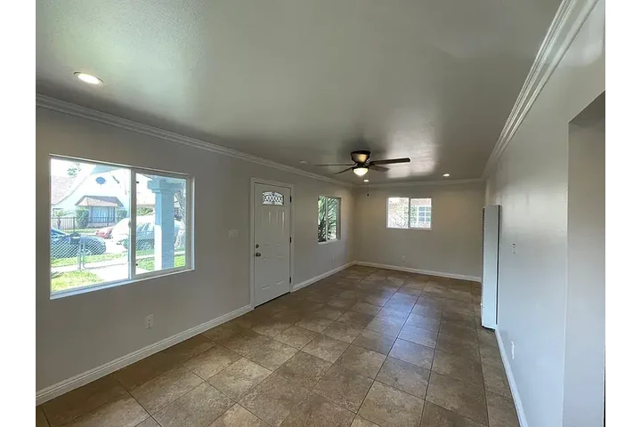 $900 : Two bedroom house in ready ! image 3