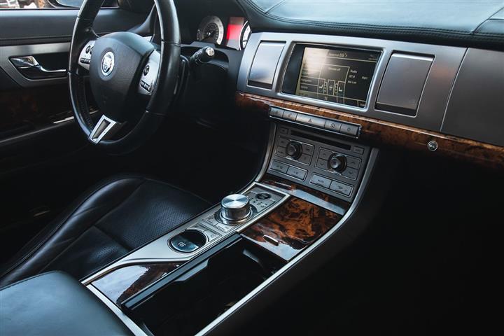 2011 XF Premium image 10