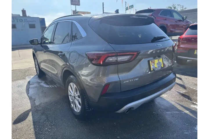 $23995 : 2023 Escape Active image 6