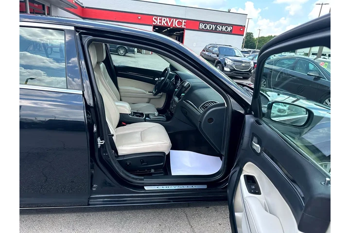 $11780 : 2016 300 4dr Sdn 300C AWD image 9