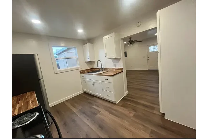 $1000 : una habitación y un baño image 1