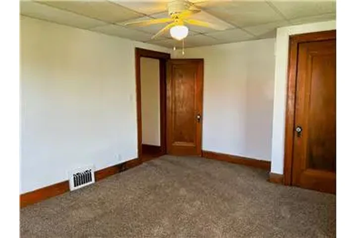 $650 : Rental property with 2 bedro image 9