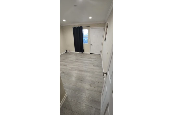 $1100 : SE RENTA CUARTO image 3