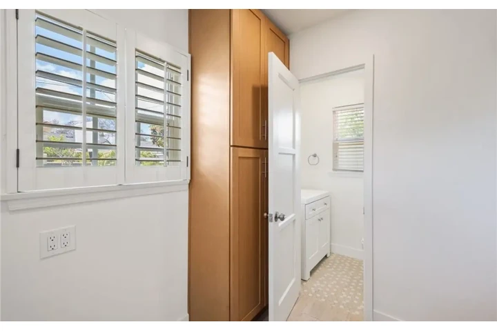 $2500 : 3 Bed 2 Bath in Degnan Blvd LA image 5
