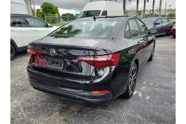 Volkswagen Jetta 2023 Sport image 3