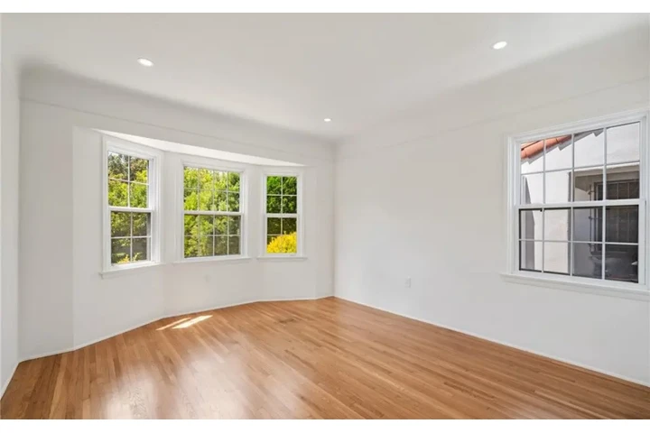 $2500 : 3 Bed 2 Bath in Degnan Blvd LA image 9