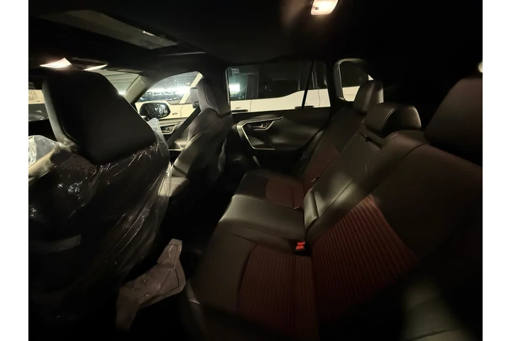 Toyota RaV4 XSE image 4