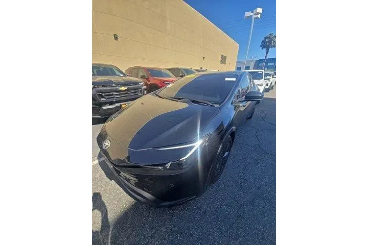 $28900 : Toyota Prius 2025 LE 4dr Hat image 1