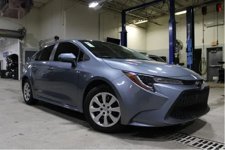 $18987 : Toyota Corolla 2021 LE 4dr S image 1