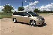 $9000 : 2014 Toyota Sienna LE minivan thumbnail