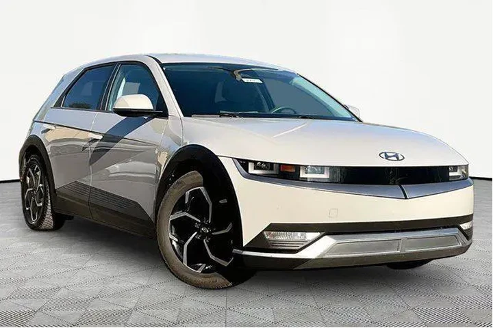 $16994 : Hyundai IONIQ 5 2022 SE 4dr image 3