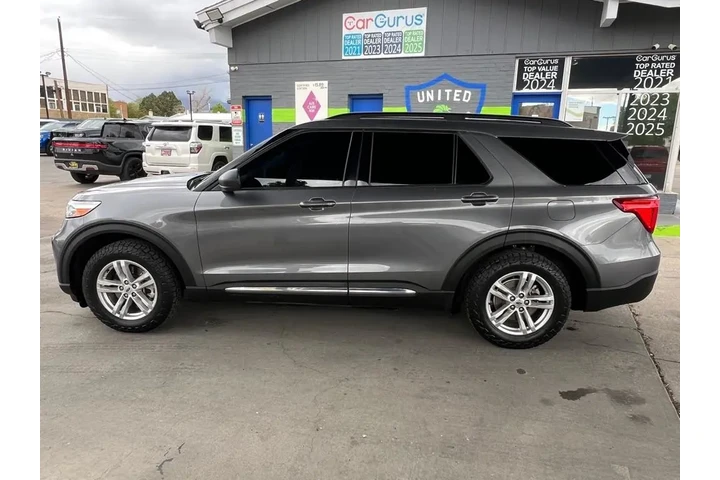 2022 Explorer XLT image 8