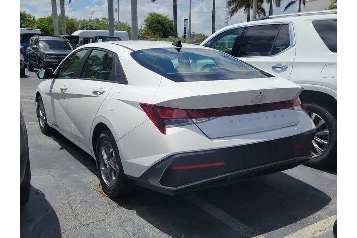 $17590 : Hyundai ELANTRA 2025 SE 4dr image 5