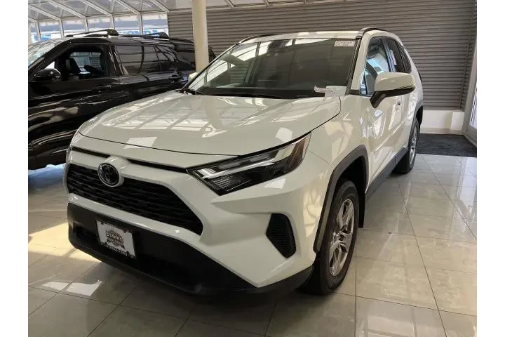 $30828 : Toyota RAV4 2023 AWD XLE 4dr image 3