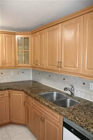 $2300 : North Miami Beach. Aventura image 4