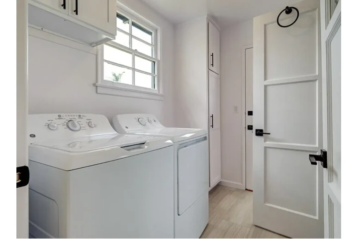 $2400 : 3Bed 2Bath in 60th Street LA, image 8