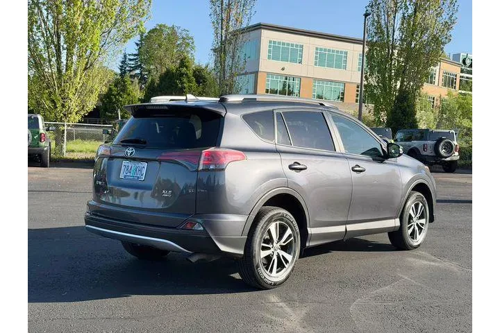 $20995 : Toyota RAV4 2017 AWD XLE 4dr image 3