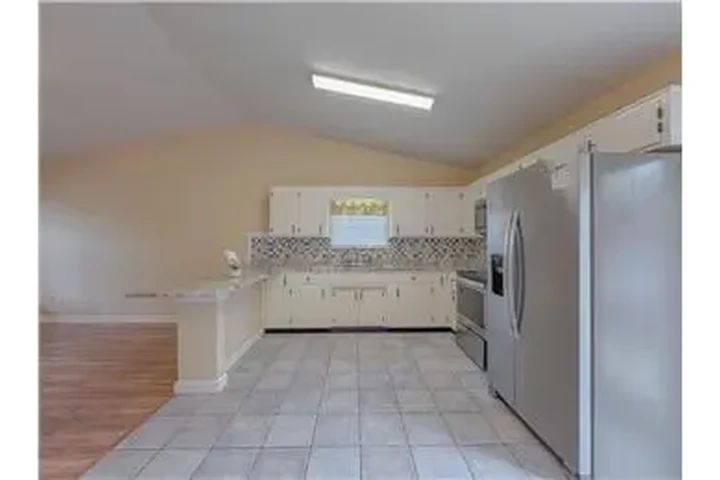 $800 : Rental property with 2 bedro image 7