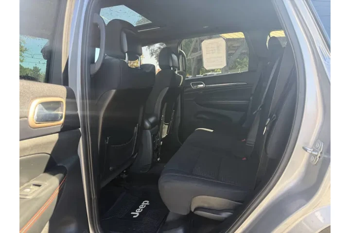 2016 Grand Cherokee Laredo image 4