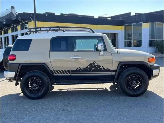 2011 Toyota FJ Cruiser Sport image 4