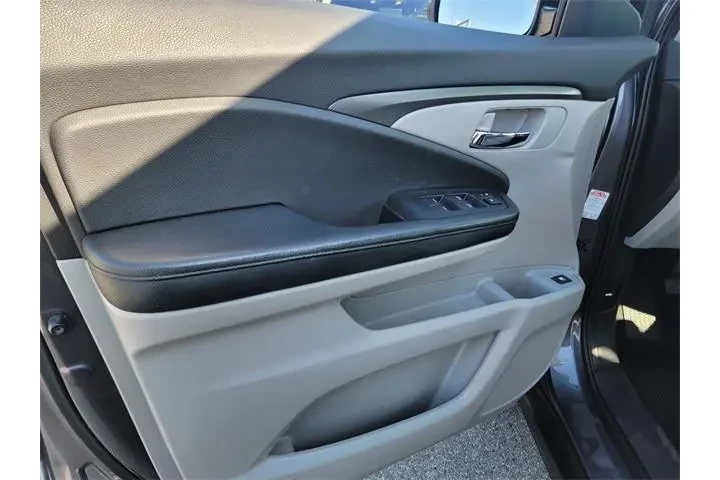 $15488 : Honda Pilot 2016 LX 4dr SUV image 8