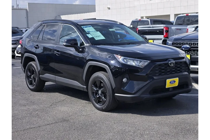 $22791 : Toyota RAV4 2021 AWD XLE 4dr image 3