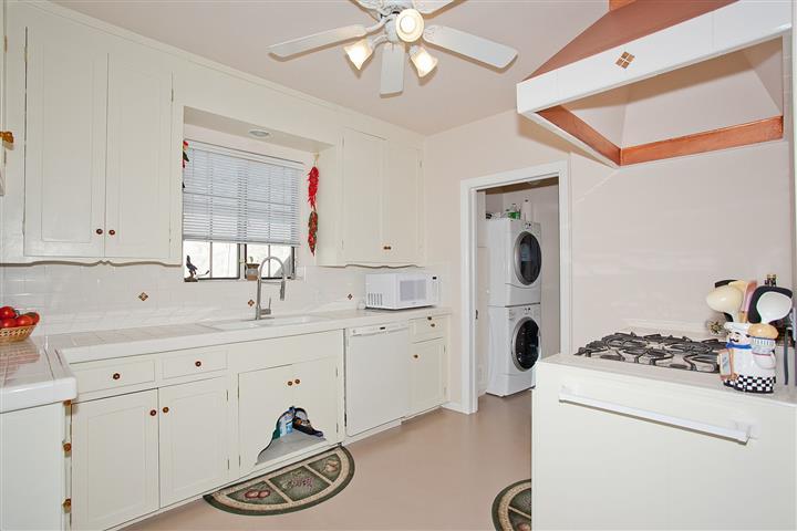 $1000 : A Must see! Lovely 3 bedroom 2 image 1