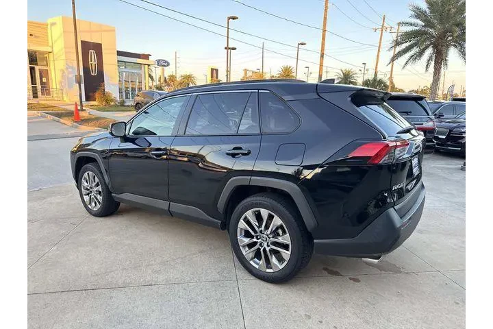 $24880 : Toyota RAV4 2021 XLE Premium image 6