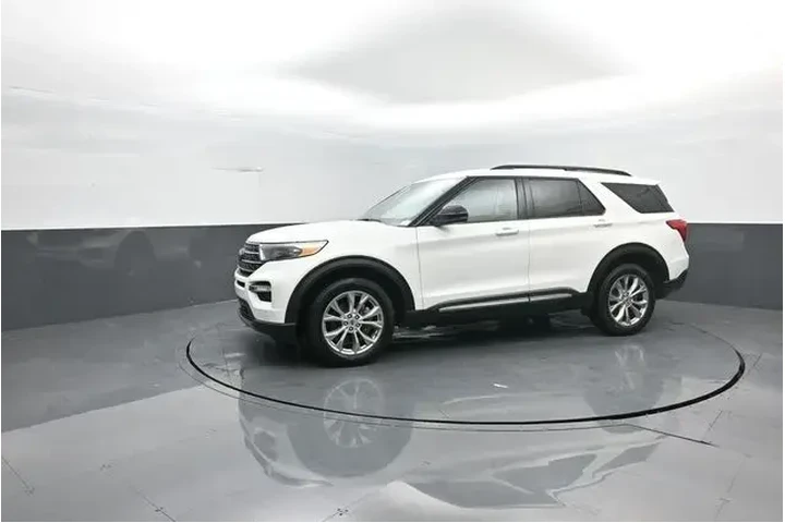$35412 : Ford Explorer 2024 AWD XLT 4 image 4