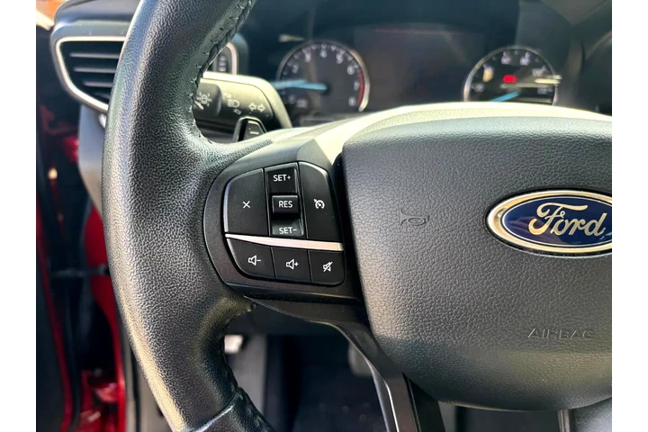 2020 Explorer XLT image 9