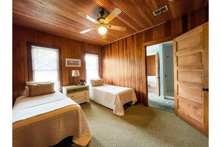 $1200 : Stunning and pretty maintained image 9