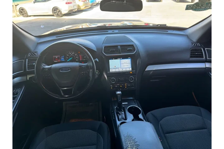 2017 Explorer XLT FWD image 9