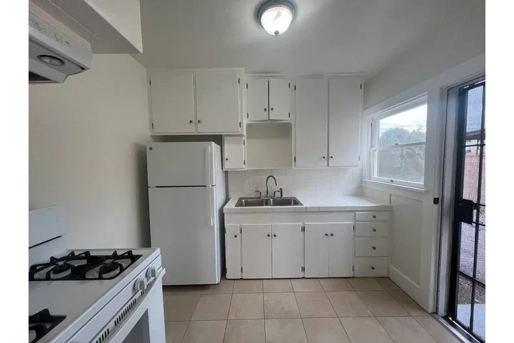 $950 : Rent 1bd 1ba Apt in Glendale image 2
