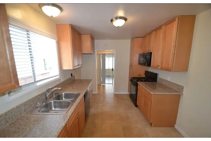 $2650 : Available 3Bed 2Bat in LA image 3