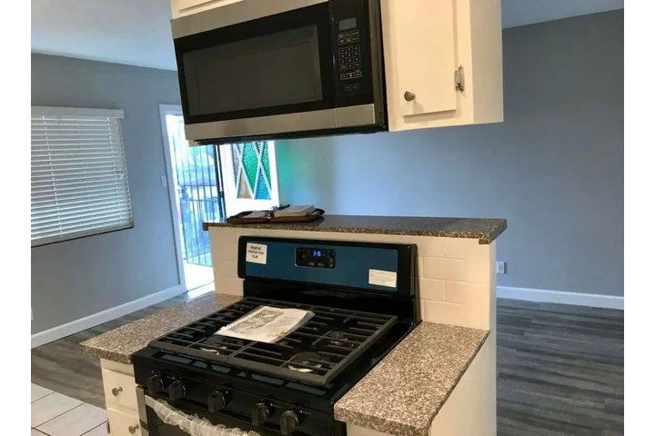 $1300 : A beautiful luxury apartment image 1